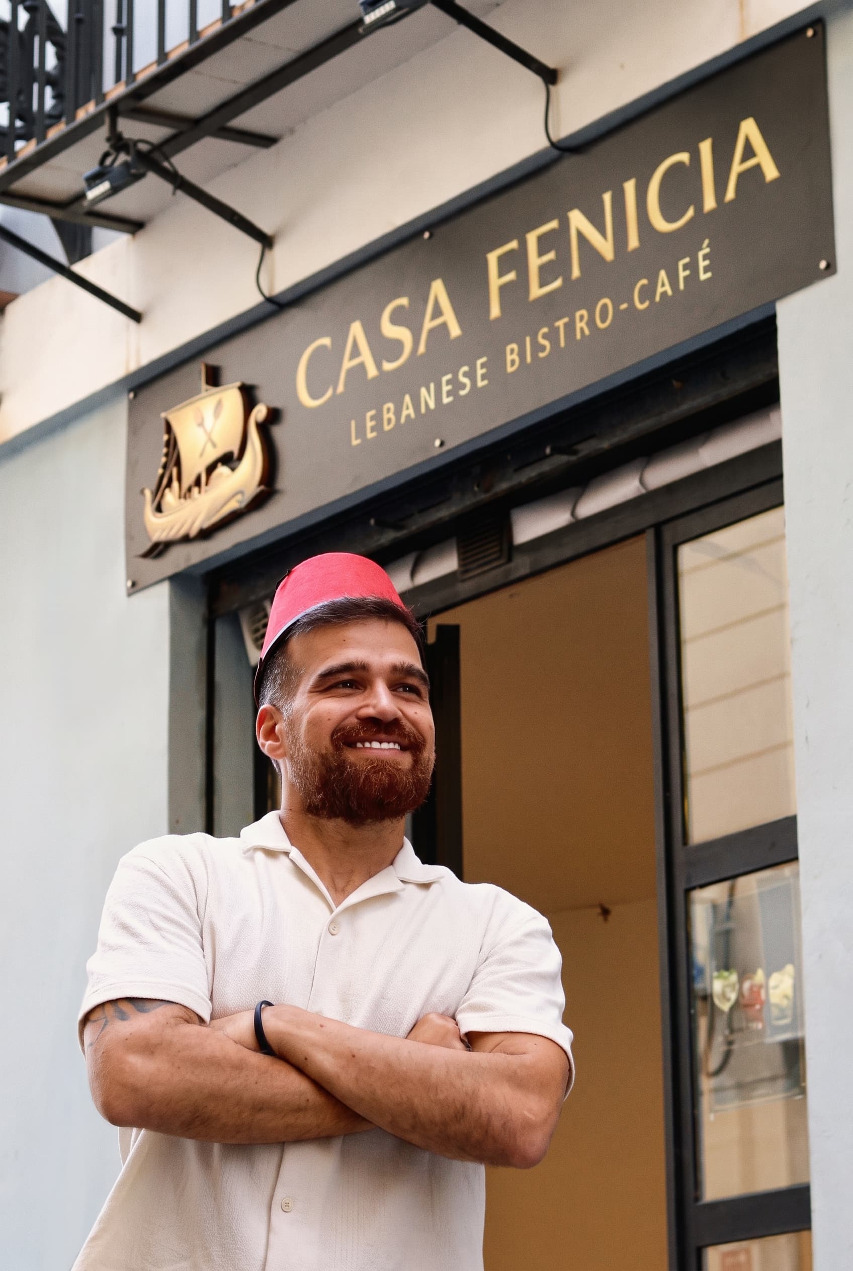 Un miembro del equipo en la entrada de Casa Fenicia